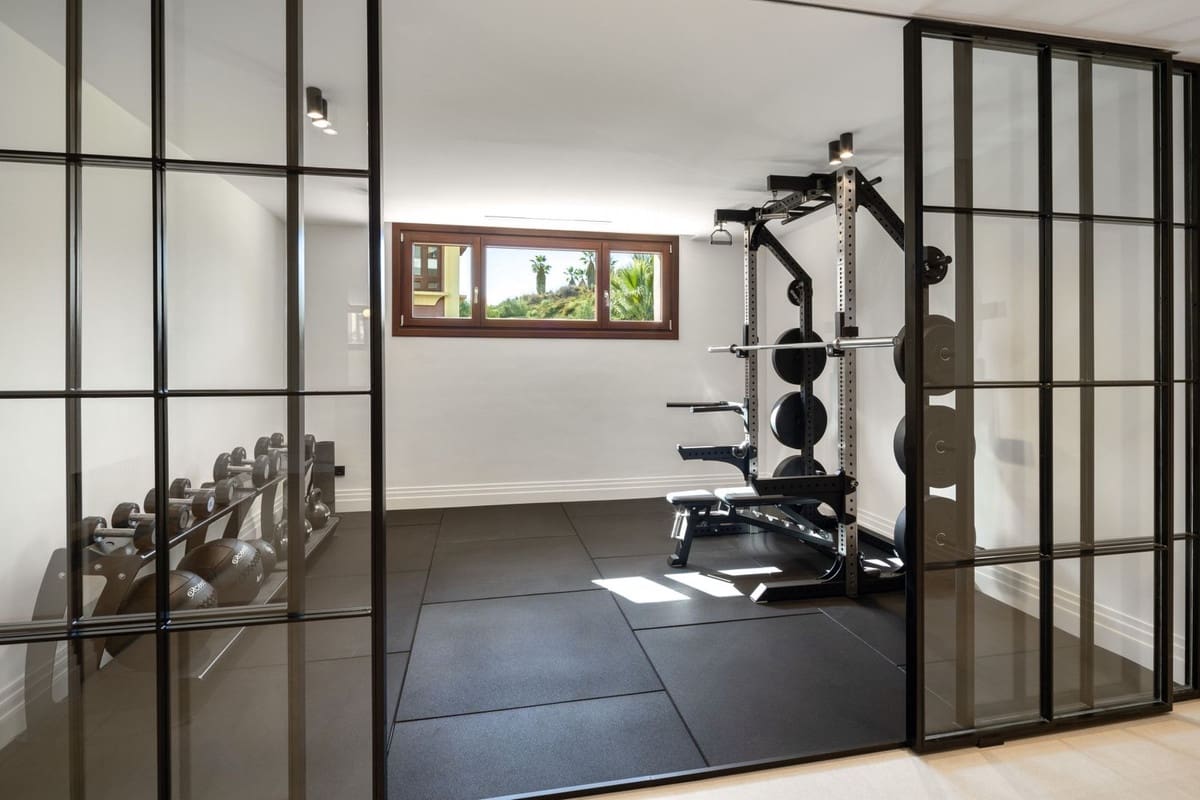 5 bedroom Villa for sale in Marbella with pool garage - € 2,600,000 (Ref: 8420380)