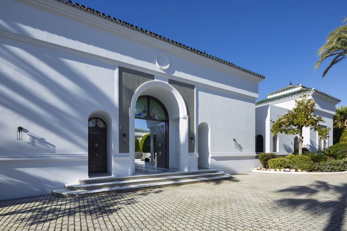 12 bedroom Villa for sale in Nueva Andalucia with pool garage - € 10,850,000 (Ref: 8422546)