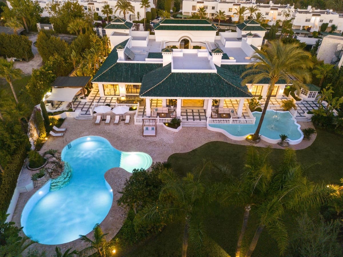 12 bedroom Villa for sale in Nueva Andalucia with pool garage - € 10,850,000 (Ref: 8422546)
