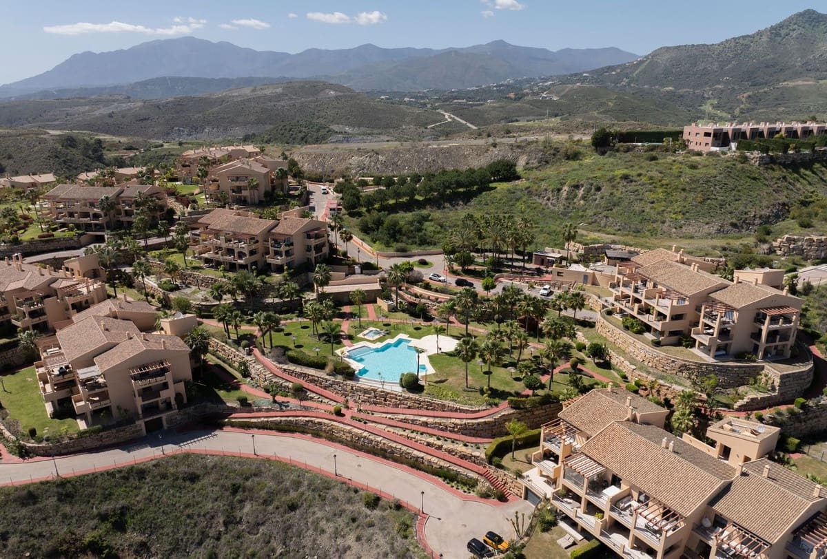 Ático de 2 habitaciones en Benahavís en venta con piscina garaje - 645.000 € (Ref: 8439626)