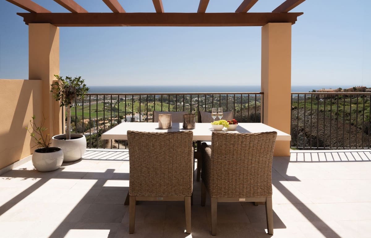 2 soverom Penthouse til salgs i Benahavis med svømmebasseng garasje - € 645 000 (Ref: 8439626)