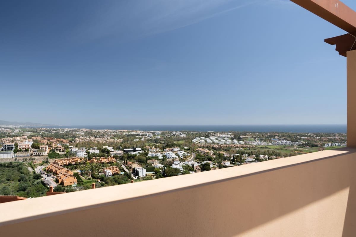 2 soverom Penthouse til salgs i Benahavis med svømmebasseng garasje - € 645 000 (Ref: 8439626)