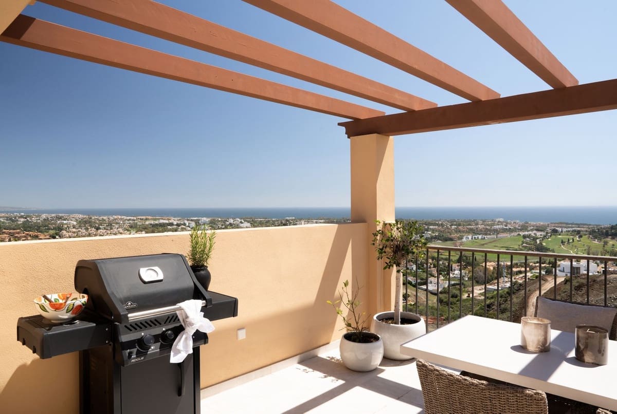 2 soverom Penthouse til salgs i Benahavis med svømmebasseng garasje - € 645 000 (Ref: 8439626)