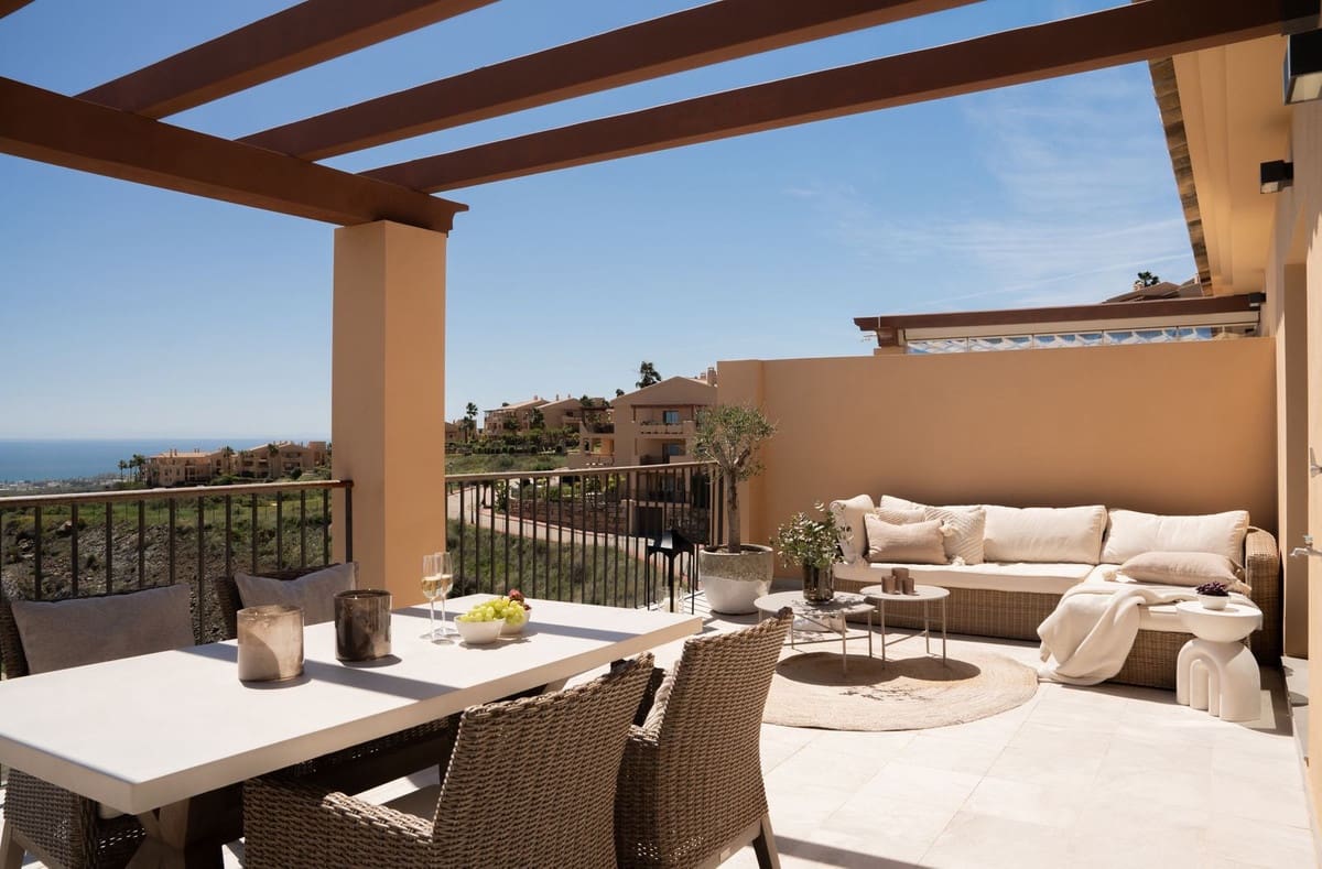 2 soverom Penthouse til salgs i Benahavis med svømmebasseng garasje - € 645 000 (Ref: 8439626)