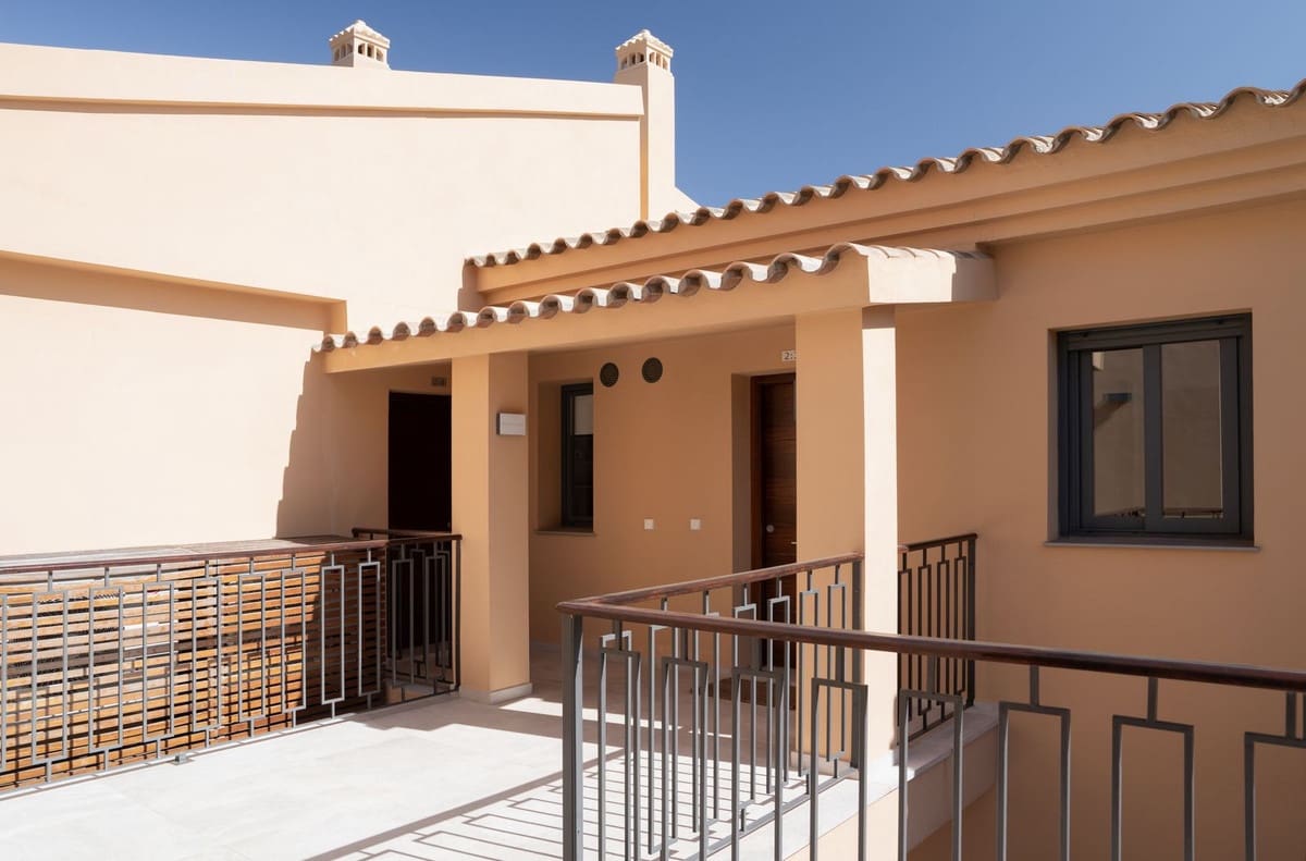 2 soverom Penthouse til salgs i Benahavis med svømmebasseng garasje - € 645 000 (Ref: 8439626)