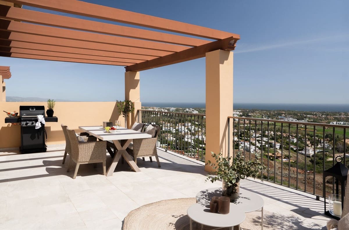 2 soverom Penthouse til salgs i Benahavis med svømmebasseng garasje - € 645 000 (Ref: 8439626)
