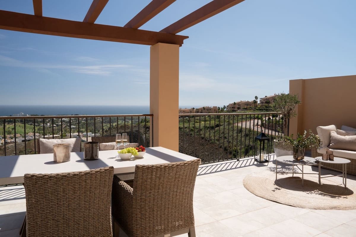 2 soverom Penthouse til salgs i Benahavis med svømmebasseng garasje - € 645 000 (Ref: 8439626)