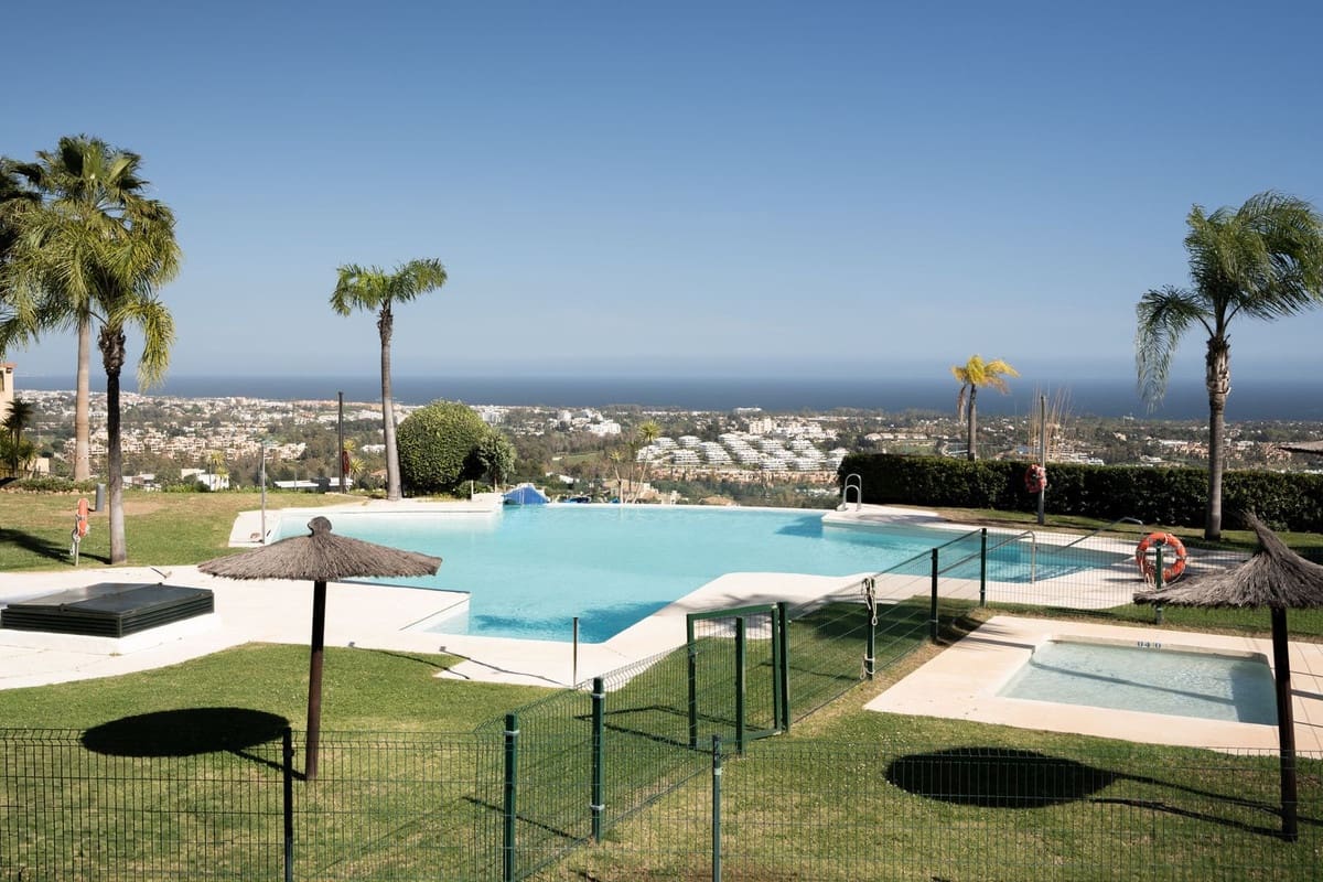 2 soverom Penthouse til salgs i Benahavis med svømmebasseng garasje - € 645 000 (Ref: 8439626)