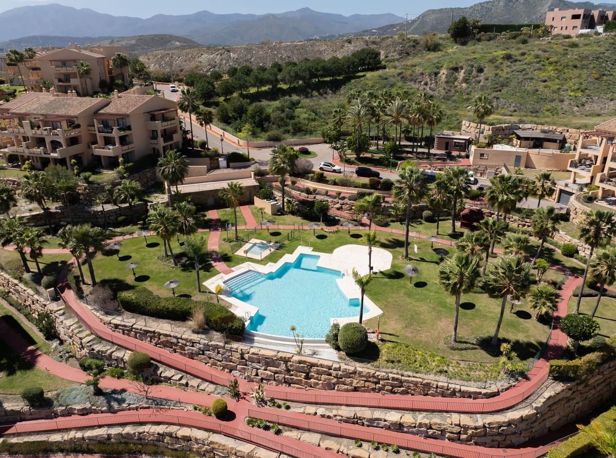 2 soverom Penthouse til salgs i Benahavis med svømmebasseng garasje - € 645 000 (Ref: 8439626)
