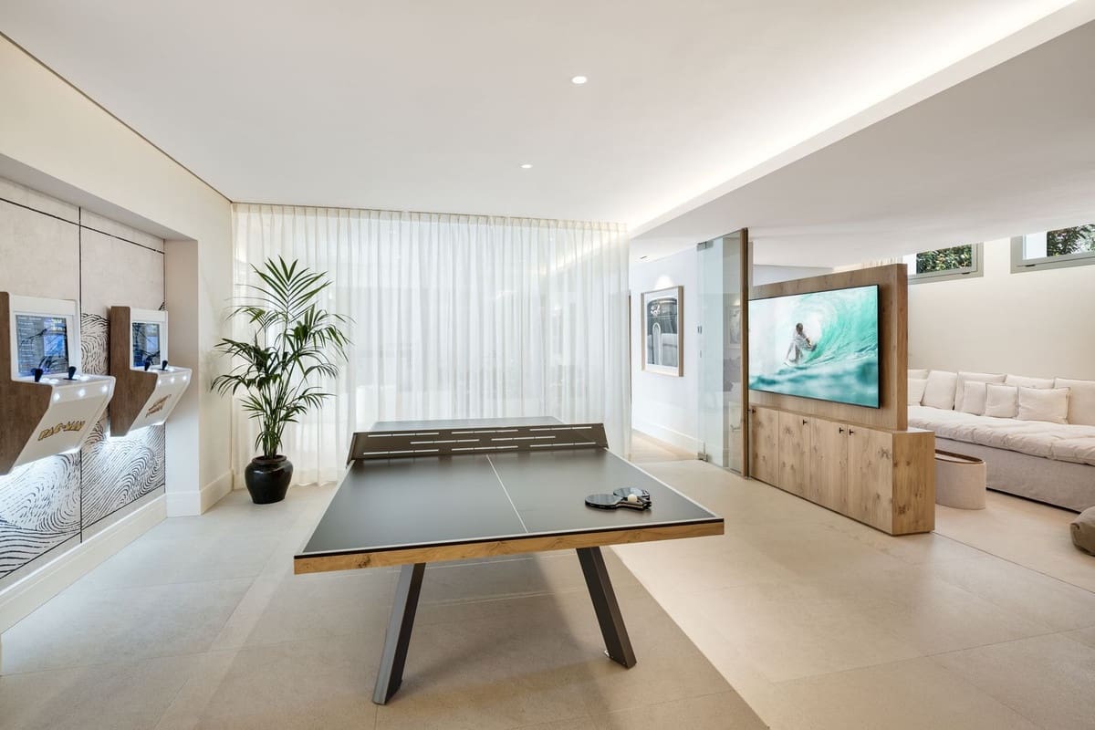 6 bedroom Villa for sale in Benahavis with pool garage - € 4,250,000 (Ref: 8444894)