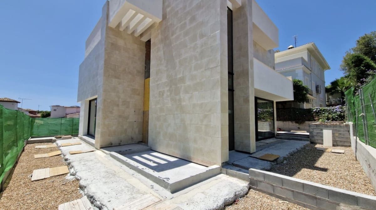 4 bedroom Villa for sale in Nueva Andalucia - € 1,595,000 (Ref: 8447949)