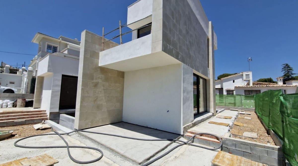 4 bedroom Villa for sale in Nueva Andalucia - € 1,595,000 (Ref: 8447949)