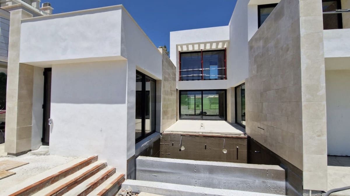 4 bedroom Villa for sale in Nueva Andalucia - € 1,595,000 (Ref: 8447949)