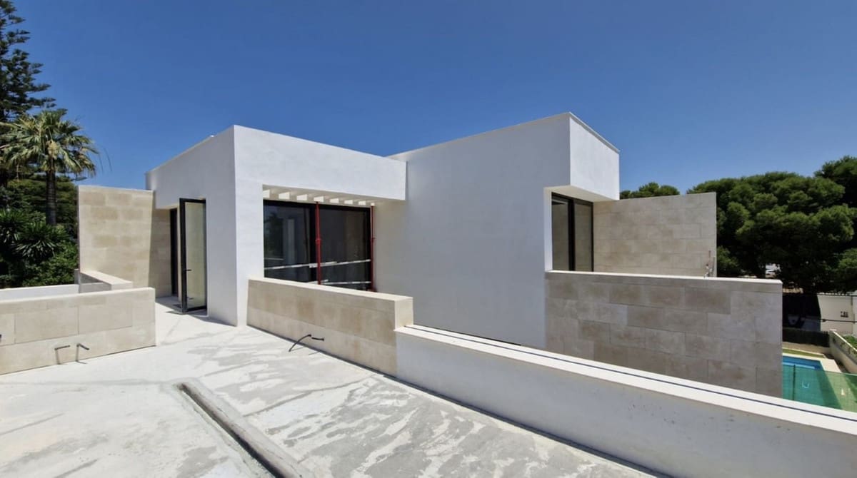 4 bedroom Villa for sale in Nueva Andalucia - € 1,595,000 (Ref: 8447949)