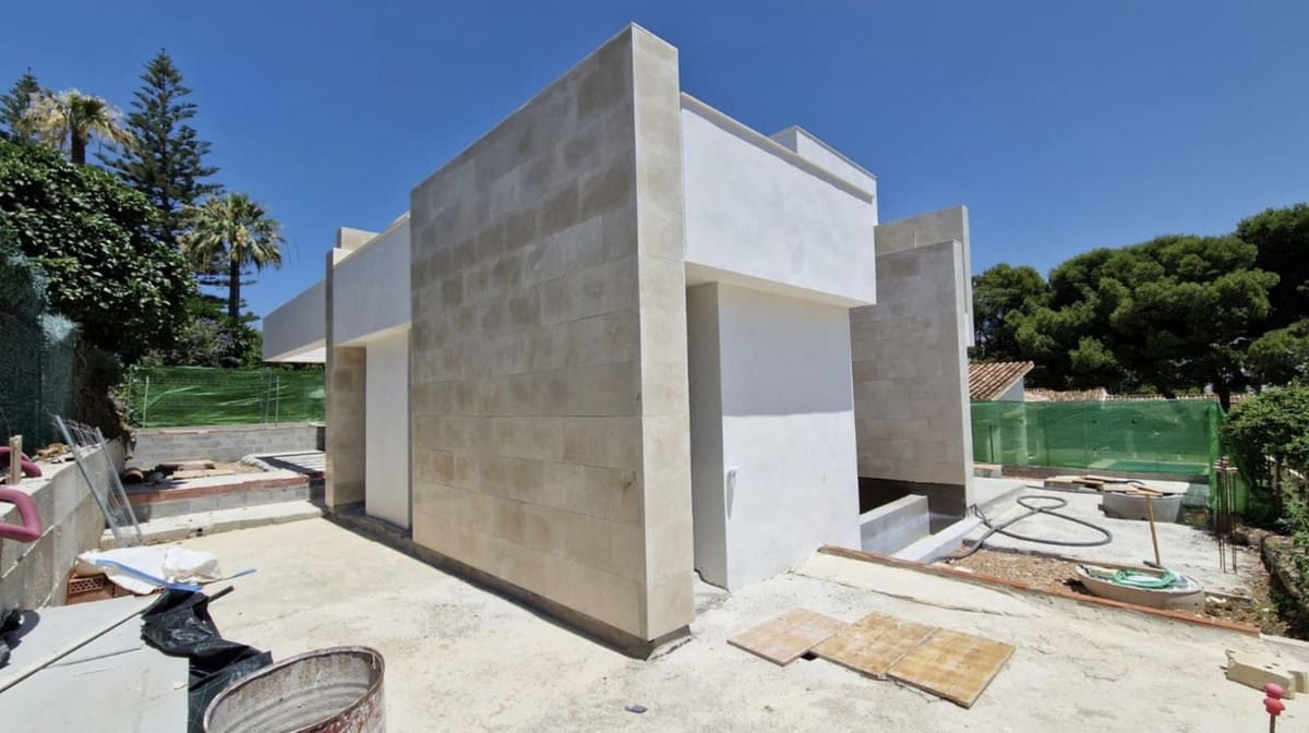 4 bedroom Villa for sale in Nueva Andalucia - € 1,595,000 (Ref: 8447949)