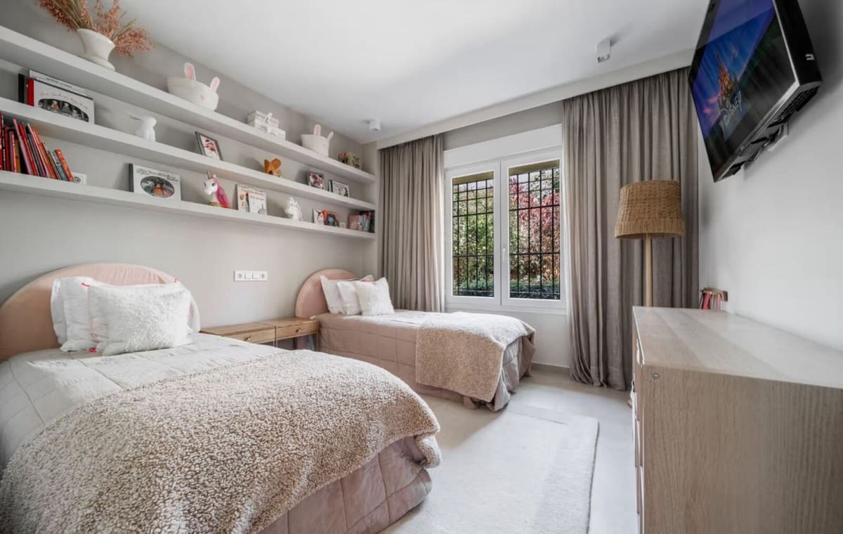 Apartamento de 3 habitaciones en Nueva Andalucia en venta con piscina - 1.295.000 € (Ref: 8448905)