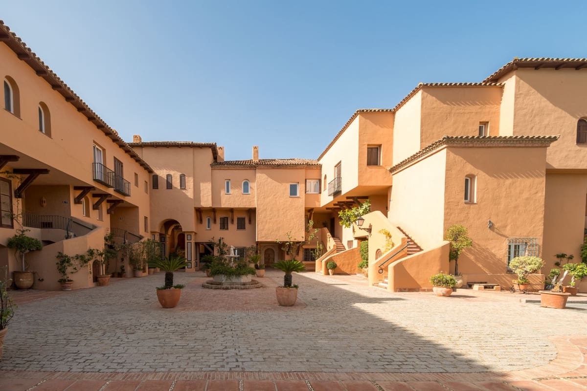 3 bedroom Apartment for sale in Nueva Andalucia with pool garage - € 1,950,000 (Ref: 8449273)