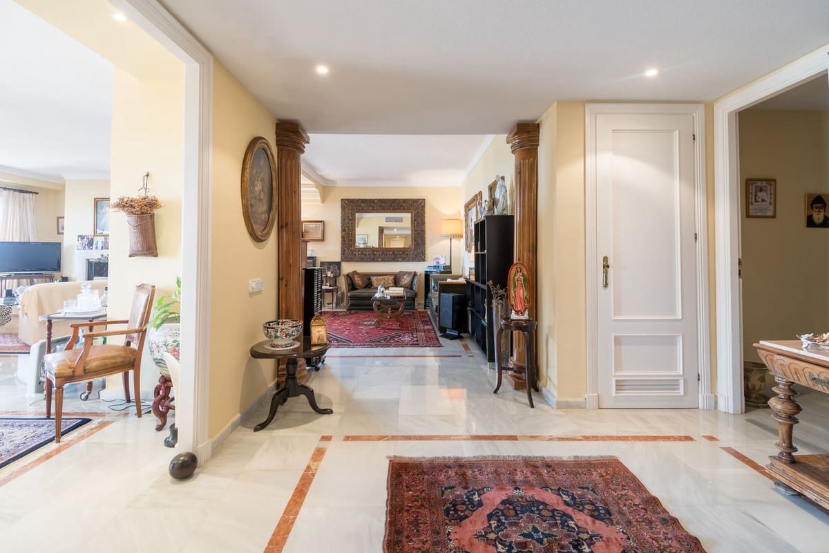 3 chambre Appartement à vendre à Nueva Andalucia avec piscine garage - 1 950 000 € (Ref: 8449273)