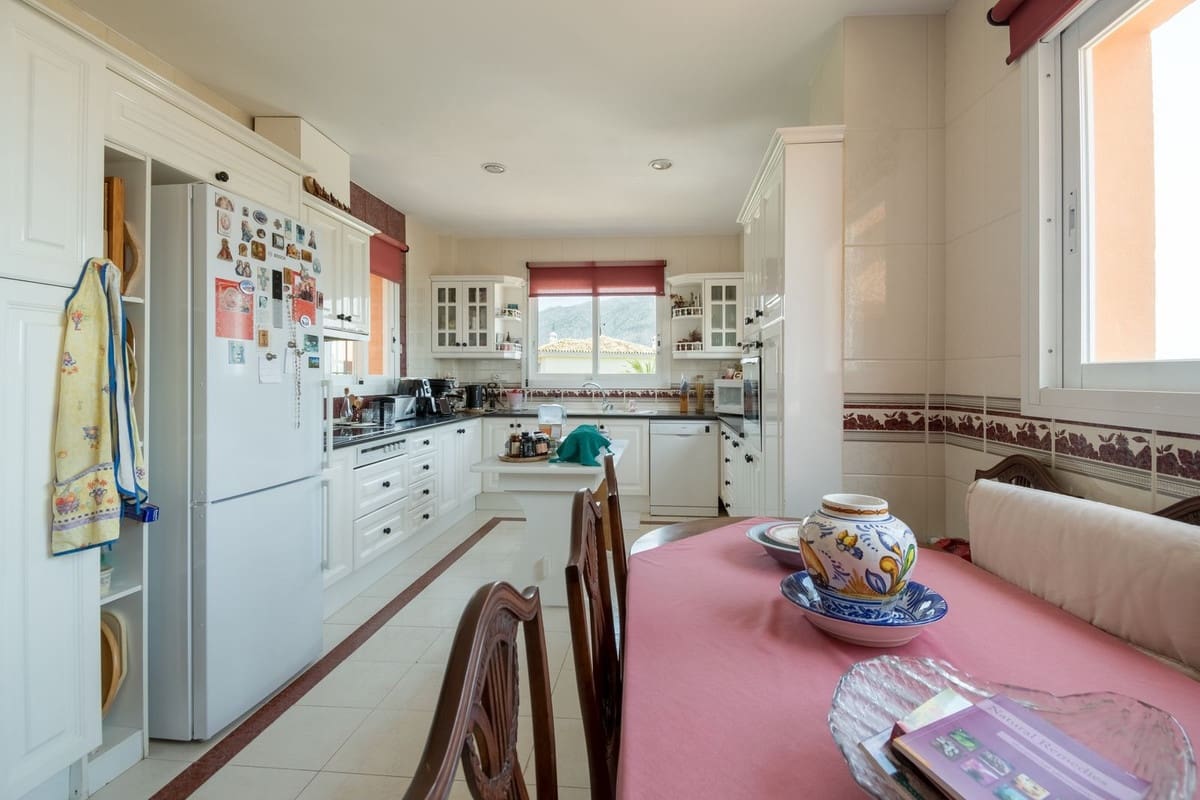 3 chambre Appartement à vendre à Nueva Andalucia avec piscine garage - 1 950 000 € (Ref: 8449273)