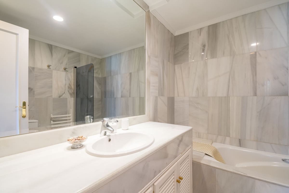 3 chambre Appartement à vendre à Nueva Andalucia avec piscine garage - 1 950 000 € (Ref: 8449273)