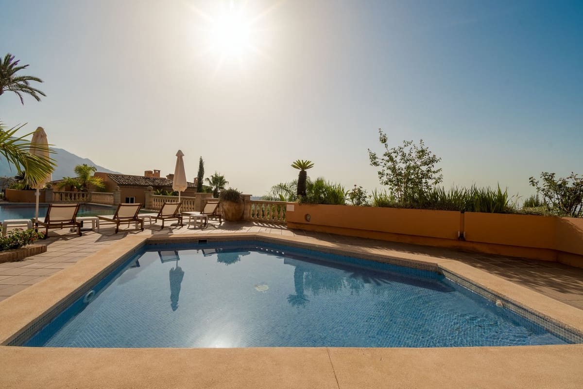 3 chambre Appartement à vendre à Nueva Andalucia avec piscine garage - 1 950 000 € (Ref: 8449273)