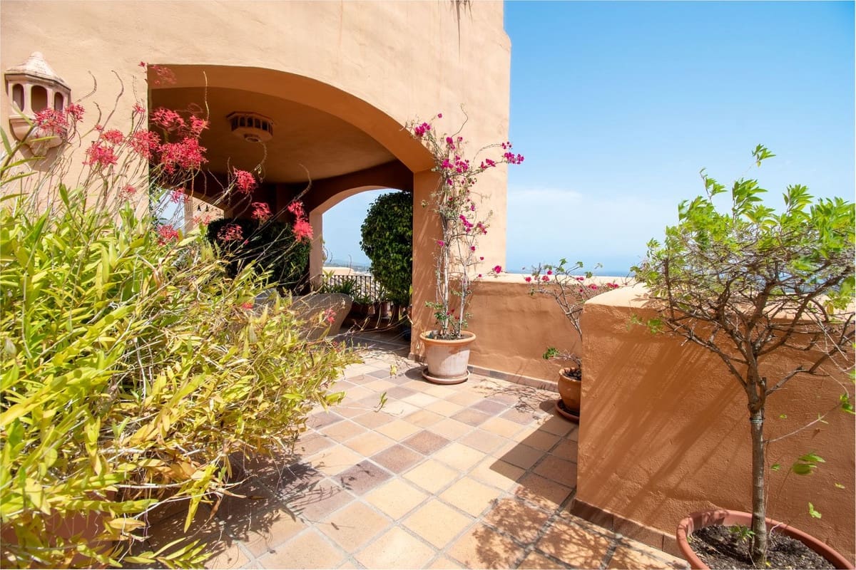 3 chambre Appartement à vendre à Nueva Andalucia avec piscine garage - 1 950 000 € (Ref: 8449273)