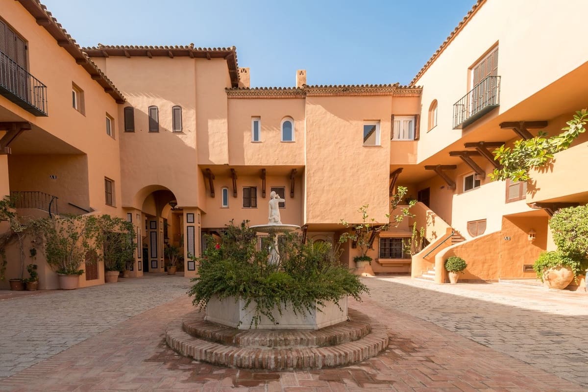 3 chambre Appartement à vendre à Nueva Andalucia avec piscine garage - 1 950 000 € (Ref: 8449273)