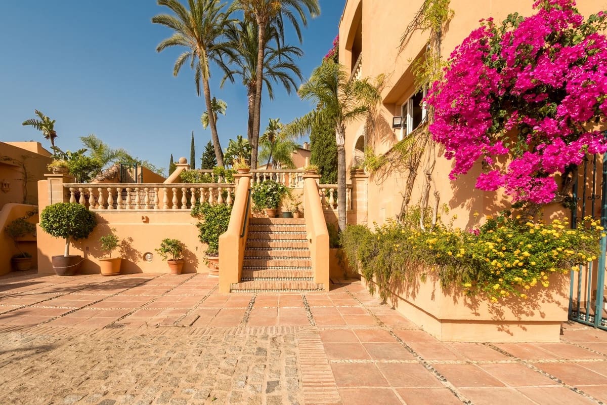 3 chambre Appartement à vendre à Nueva Andalucia avec piscine garage - 1 950 000 € (Ref: 8449273)