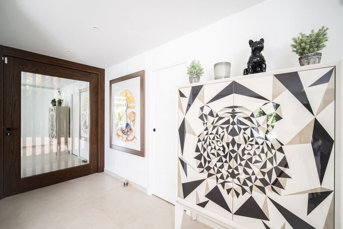 2 bedroom Villa for sale in Benahavis with pool garage - € 2,250,000 (Ref: 8462551)