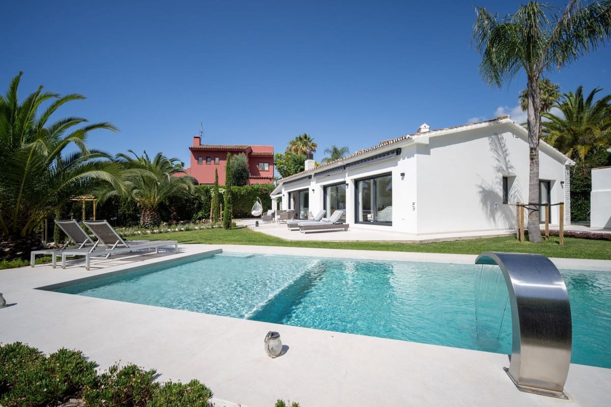 2 bedroom Villa for sale in Benahavis with pool garage - € 2,250,000 (Ref: 8462551)