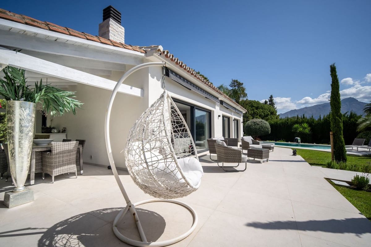 2 bedroom Villa for sale in Benahavis with pool garage - € 2,250,000 (Ref: 8462551)