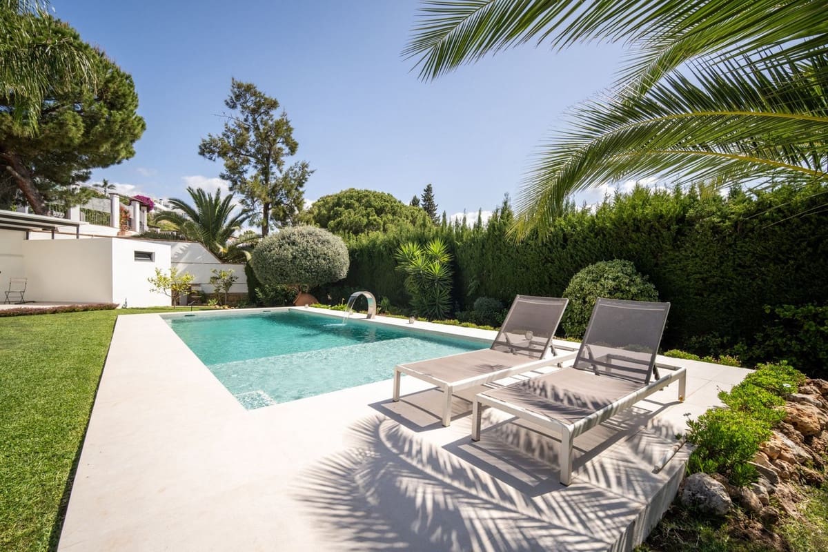 2 bedroom Villa for sale in Benahavis with pool garage - € 2,250,000 (Ref: 8462551)