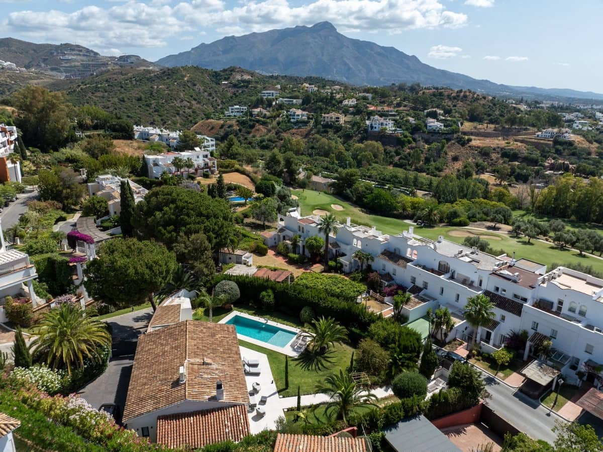 2 bedroom Villa for sale in Benahavis with pool garage - € 2,250,000 (Ref: 8462551)