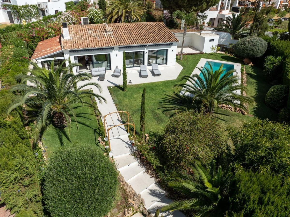 2 bedroom Villa for sale in Benahavis with pool garage - € 2,250,000 (Ref: 8462551)