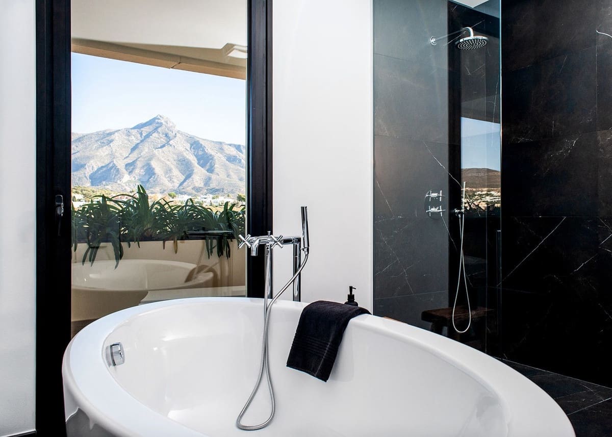 4 sypialnia Penthouse na sprzedaż w Nueva Andalucia z basenem garażem - 2 750 000 € (Ref: 8462552)