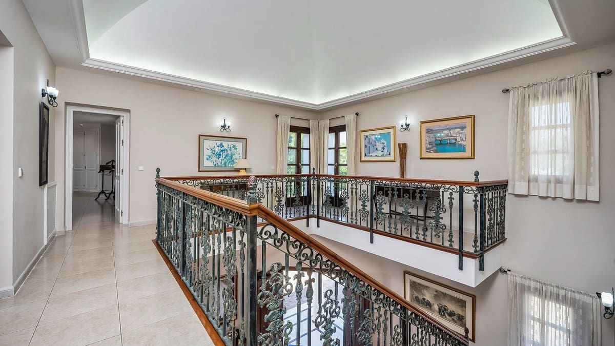 9 bedroom Villa for sale in Estepona with pool garage - € 2,950,000 (Ref: 8471451)