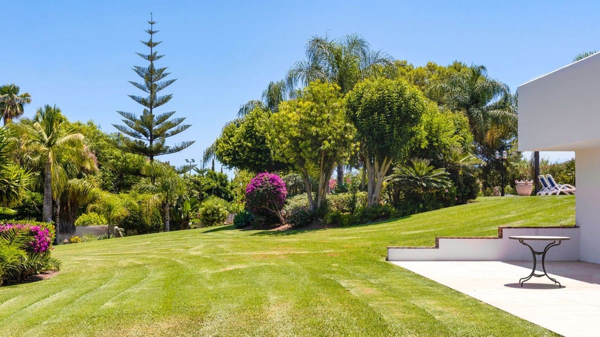 9 bedroom Villa for sale in Estepona with pool garage - € 2,950,000 (Ref: 8471451)