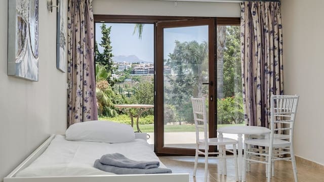 9 bedroom Villa for sale in Estepona with pool garage - € 2,950,000 (Ref: 8471451)