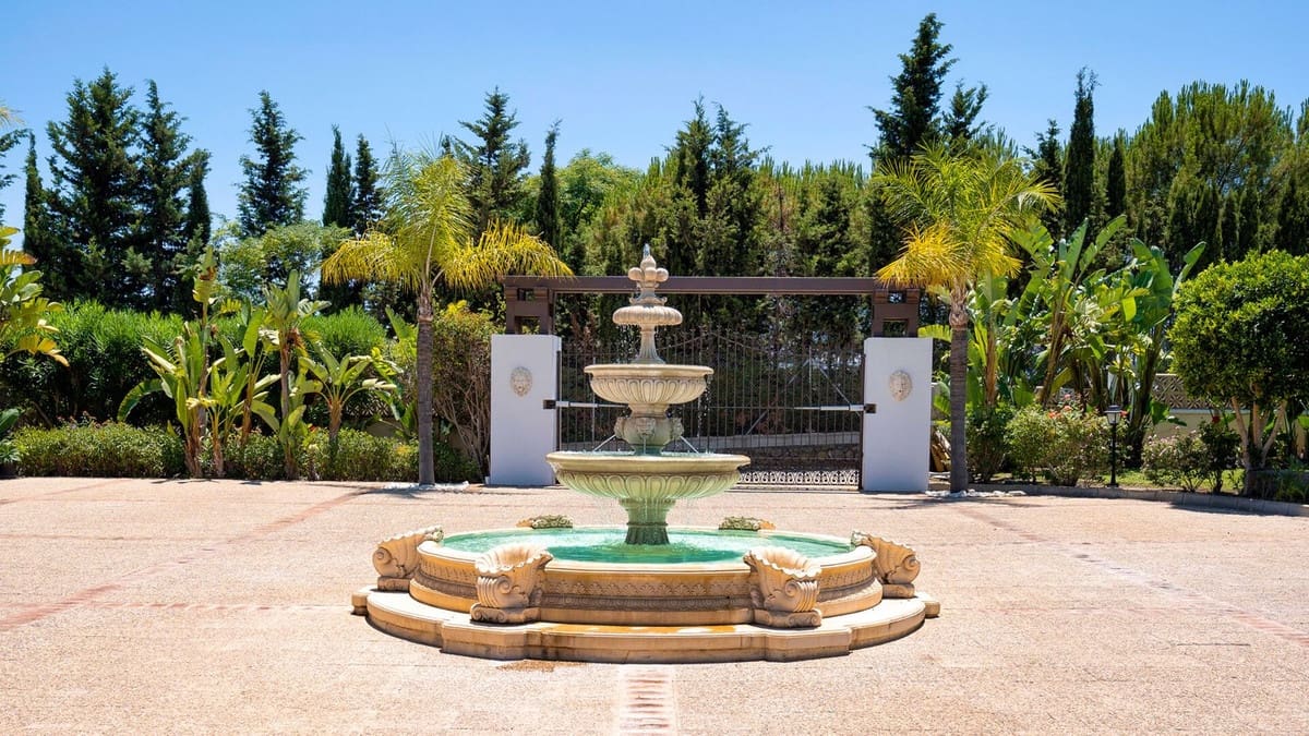 9 Zimmer Villa zu verkaufen in Estepona mit Pool Garage - 2.950.000 € (Ref: 8471451)
