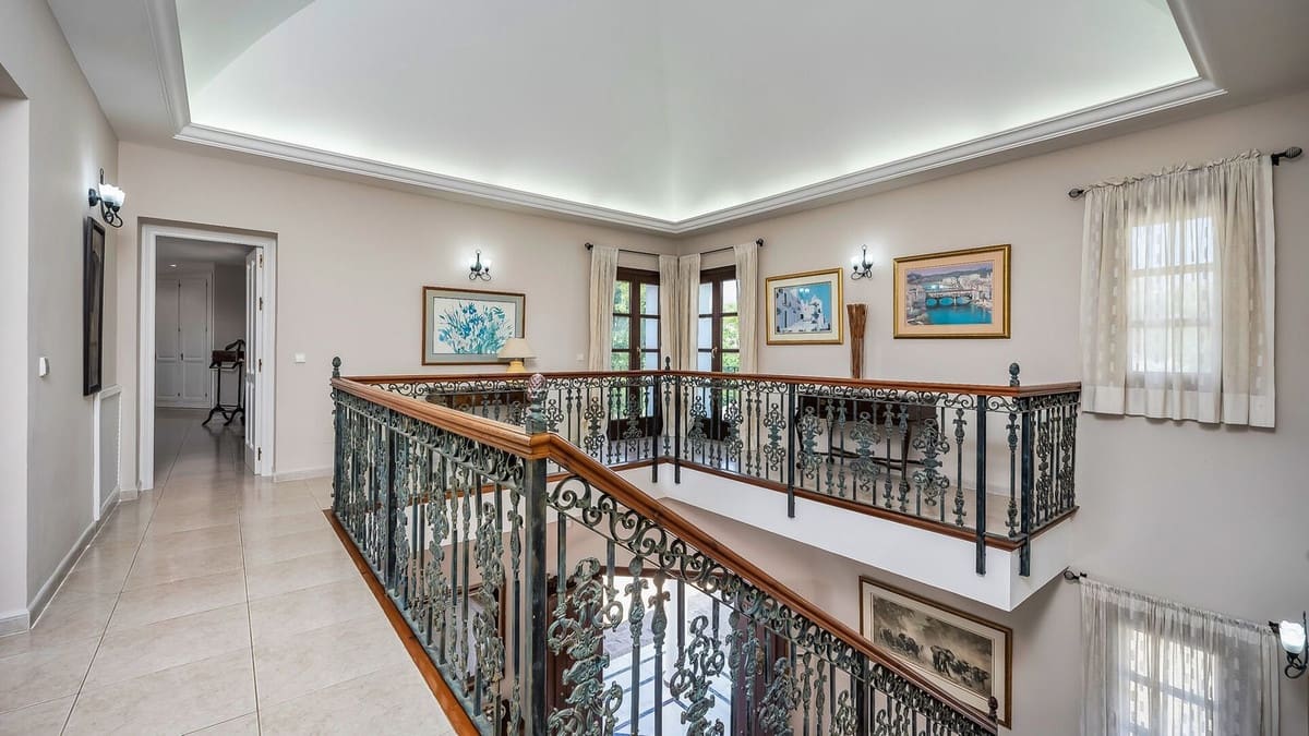 9 Zimmer Villa zu verkaufen in Estepona mit Pool Garage - 2.950.000 € (Ref: 8471451)