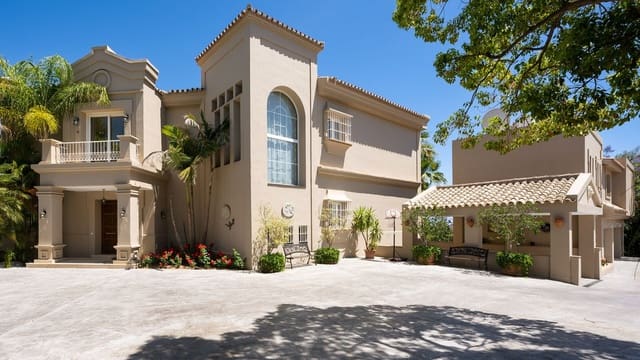Chalet de 8 habitaciones en Nueva Andalucia, Marbella en venta con piscina garaje - 5.850.000 € (Ref: 8511027)