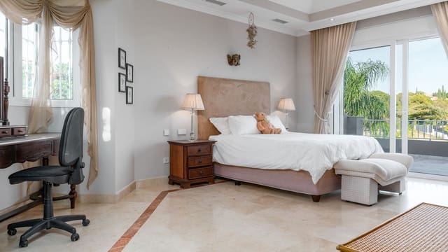 Chalet de 8 habitaciones en Nueva Andalucia, Marbella en venta con piscina garaje - 5.850.000 € (Ref: 8511027)