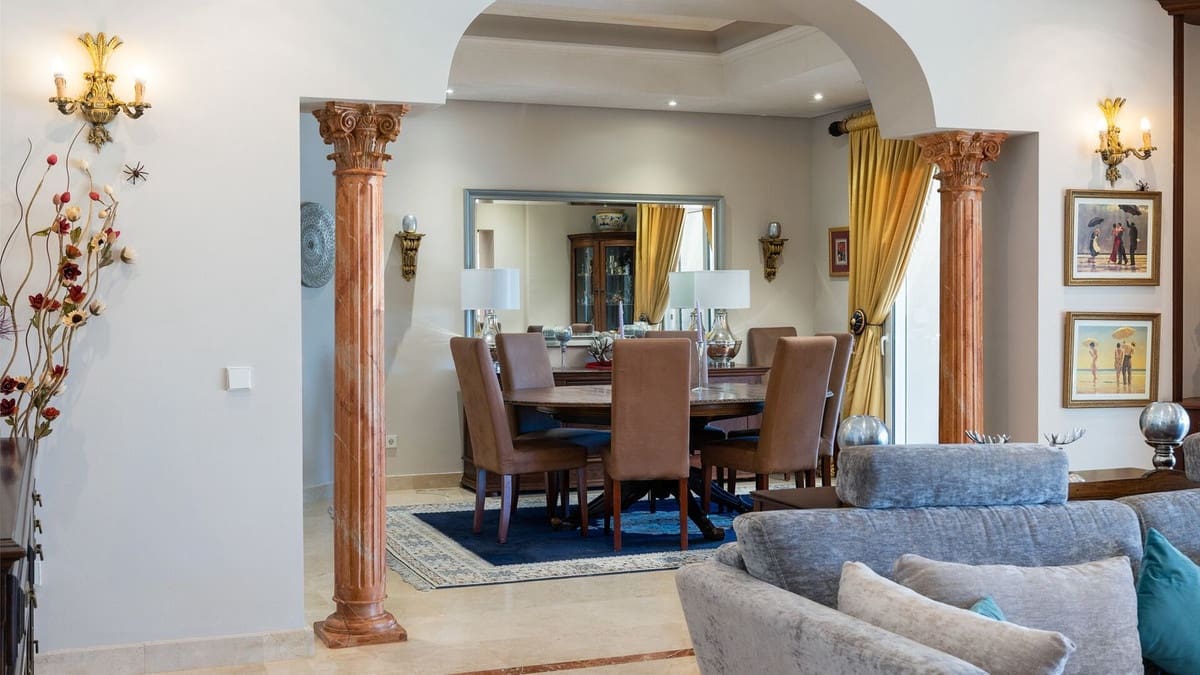 Chalet de 8 habitaciones en Nueva Andalucia en venta con piscina garaje - 5.850.000 € (Ref: 8511027)