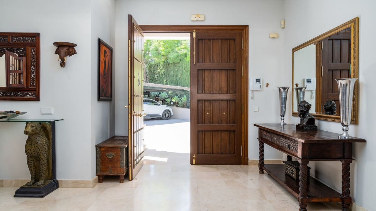 Chalet de 8 habitaciones en Nueva Andalucia en venta con piscina garaje - 5.850.000 € (Ref: 8511027)