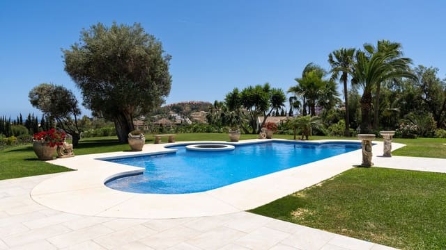 Chalet de 8 habitaciones en Nueva Andalucia, Marbella en venta con piscina garaje - 5.850.000 € (Ref: 8511027)