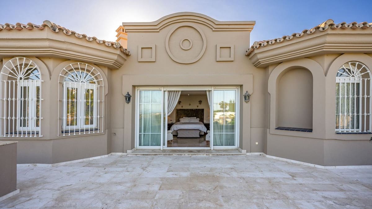 Chalet de 8 habitaciones en Nueva Andalucia en venta con piscina garaje - 5.850.000 € (Ref: 8511027)