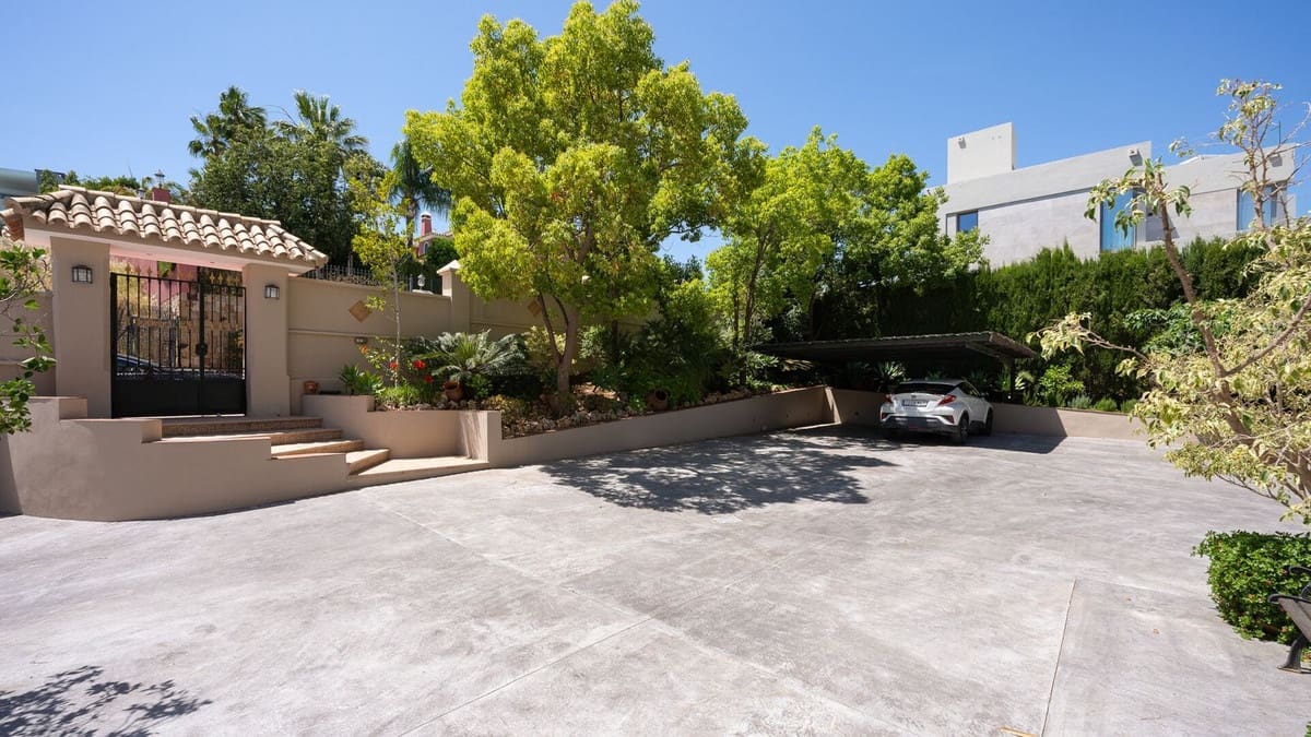 Chalet de 8 habitaciones en Nueva Andalucia en venta con piscina garaje - 5.850.000 € (Ref: 8511027)