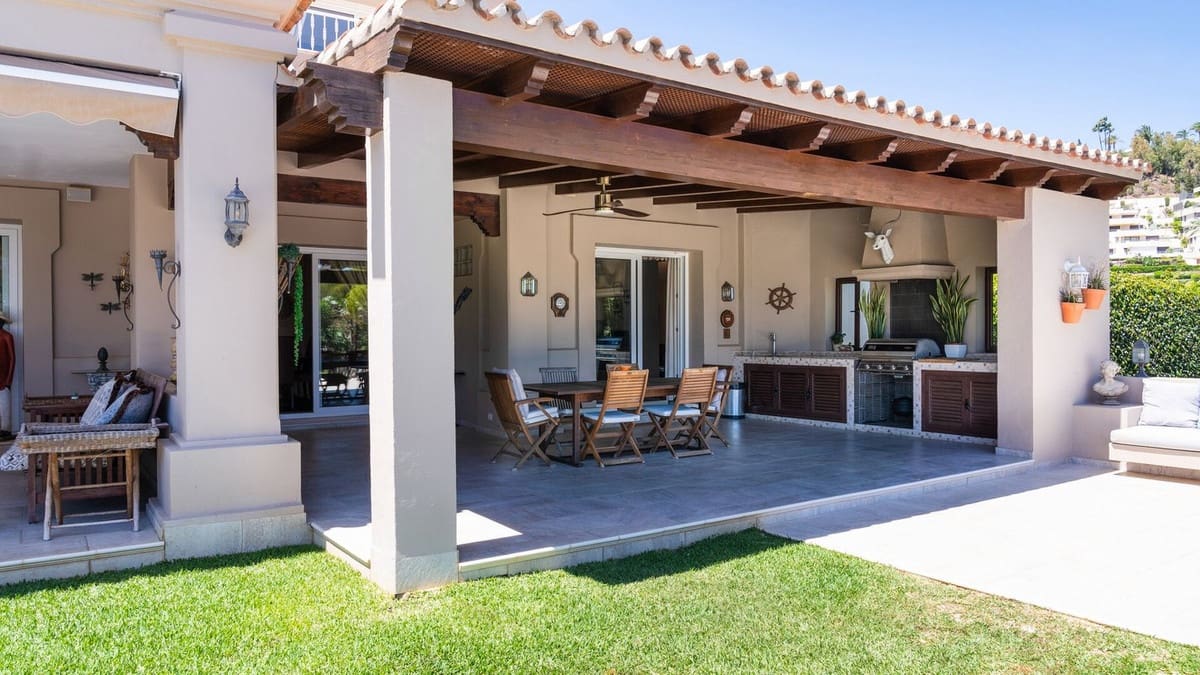 Chalet de 8 habitaciones en Nueva Andalucia en venta con piscina garaje - 5.850.000 € (Ref: 8511027)