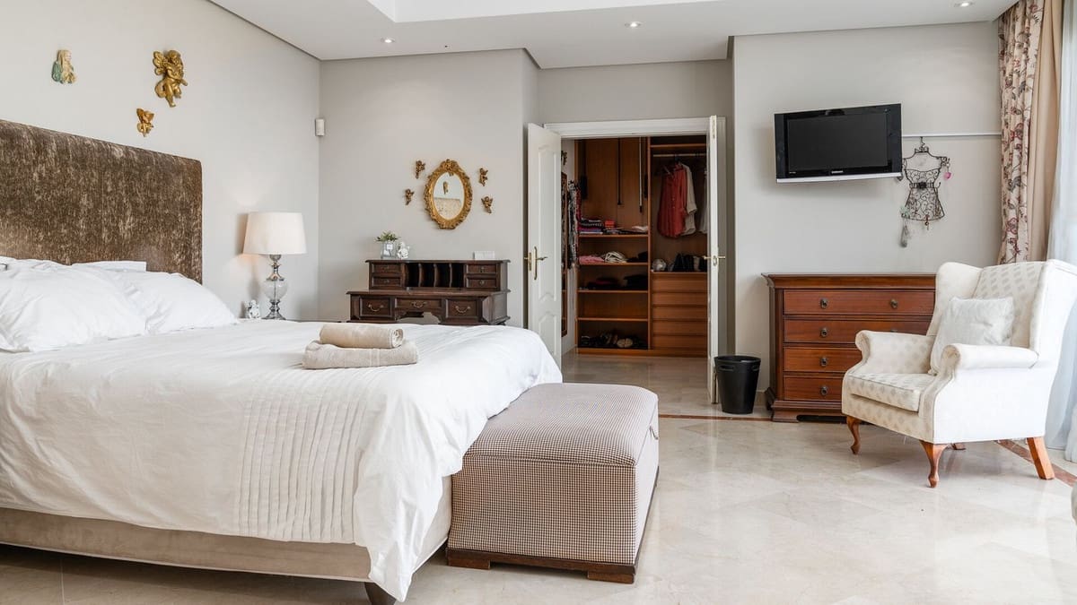 8 bedroom Villa for sale in Nueva Andalucia with pool garage - € 5,850,000 (Ref: 8511027)