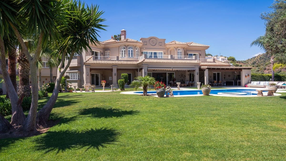 8 bedroom Villa for sale in Nueva Andalucia with pool garage - € 5,850,000 (Ref: 8511027)
